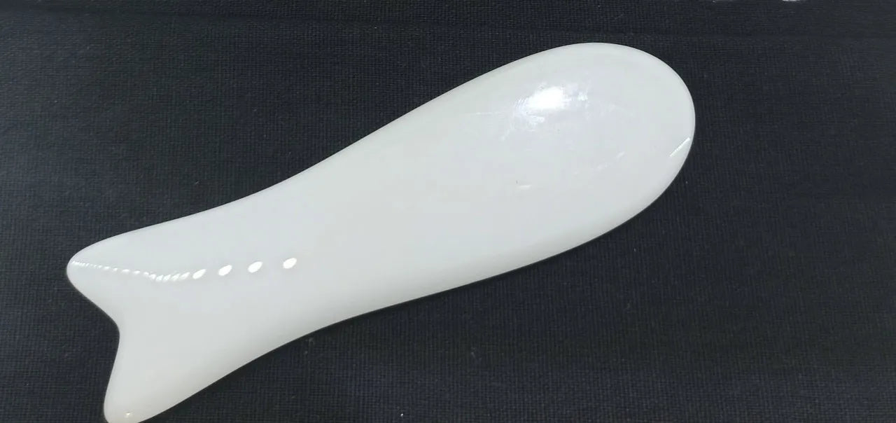 piatra-gua-sha-din-jad-alb-pentru-masaj-forma-de-peste-11-cm3366-1.jpg